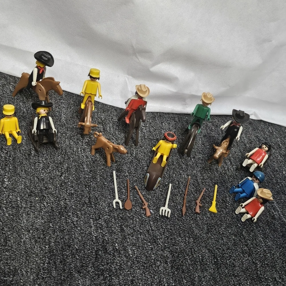 Vintage Cowboys & Indians Playmobil Figurines 27 Pieces +